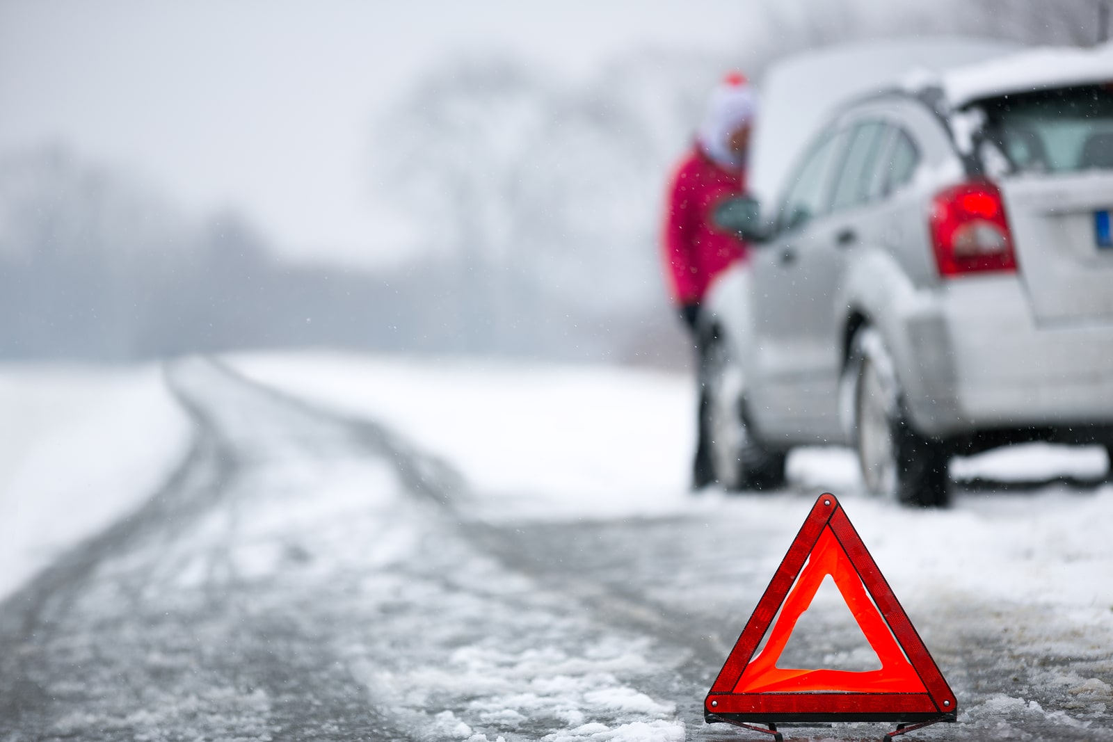 Winter-car breakdown-warning triangle-travel nursing memory